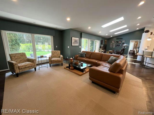 7150 LINDENMERE DR, BLOOMFIELD HILLS, MI 48301, photo 2 of 43