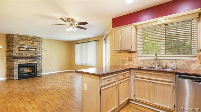 33142 WHISPERING LN, CHESTERFIELD, MI 48047, photo 4 of 22