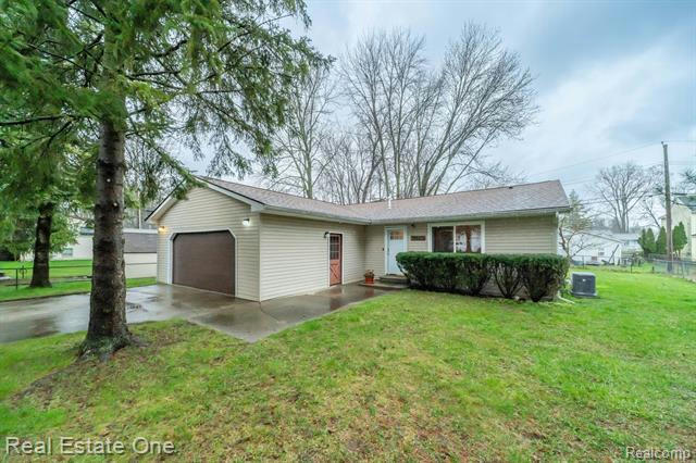 469 SPRINGLE DR, WATERFORD, MI 48327, photo 1 of 33