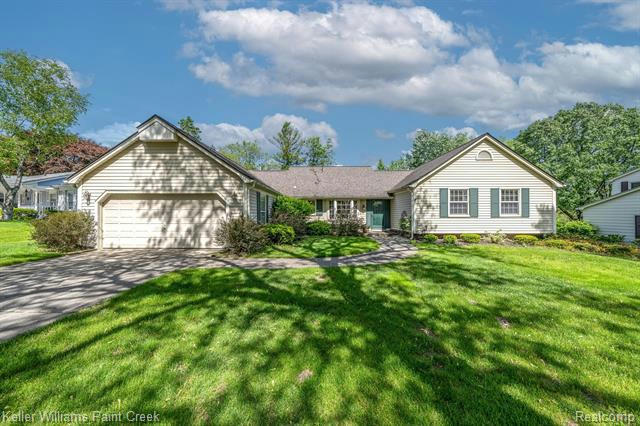 663 LAKE FOREST RD, ROCHESTER HILLS, MI 48309, photo 1 of 22