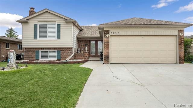 38210 PINEBROOK DR, STERLING HEIGHTS, MI 48310, photo 1 of 36