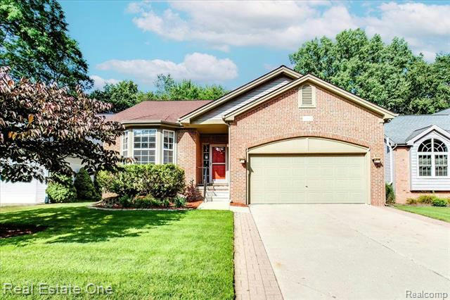 344 LAKE FOREST DR, WATERFORD, MI 48327, photo 1 of 57