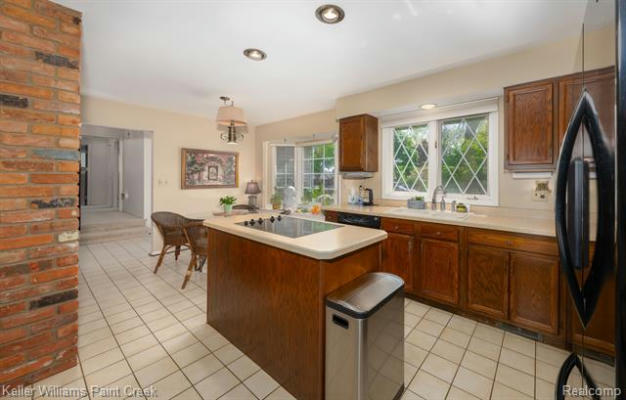663 LAKE FOREST RD, ROCHESTER HILLS, MI 48309, photo 5 of 22