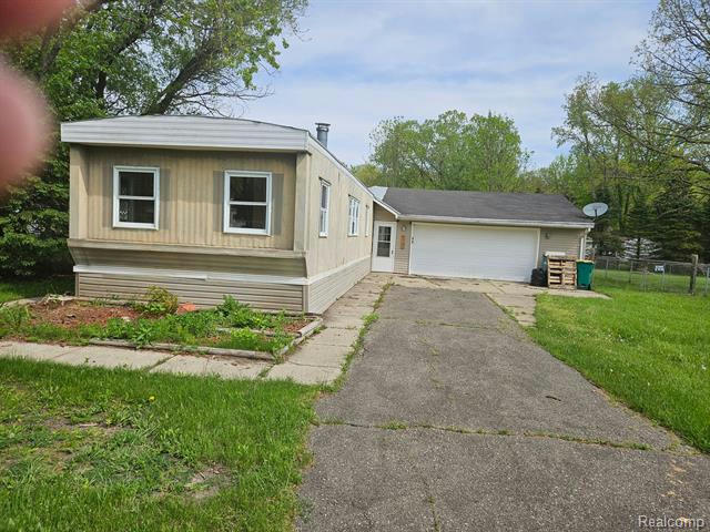 5791 MAUNEE DR, HOWELL, MI 48843, photo 1 of 9