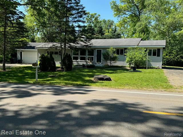 2845 W COMMERCE RD, MILFORD, MI 48380, photo 1 of 22