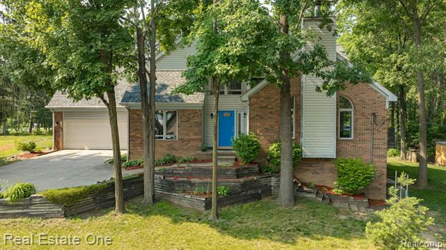 2520 S COMMERCE RD, WALLED LAKE, MI 48390 - Image 1