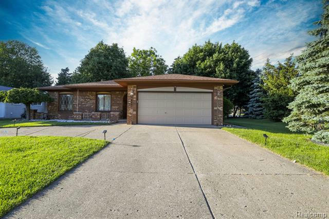 3849 BARG DR, STERLING HEIGHTS, MI 48310, photo 1 of 31