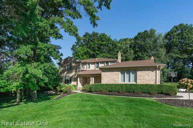 570 MARYKNOLL DR, ROCHESTER HILLS, MI 48309, photo 1 of 45