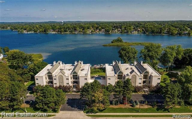 3260 ISLAND COVE DR UNIT 350, WATERFORD, MI 48328, photo 1 of 49